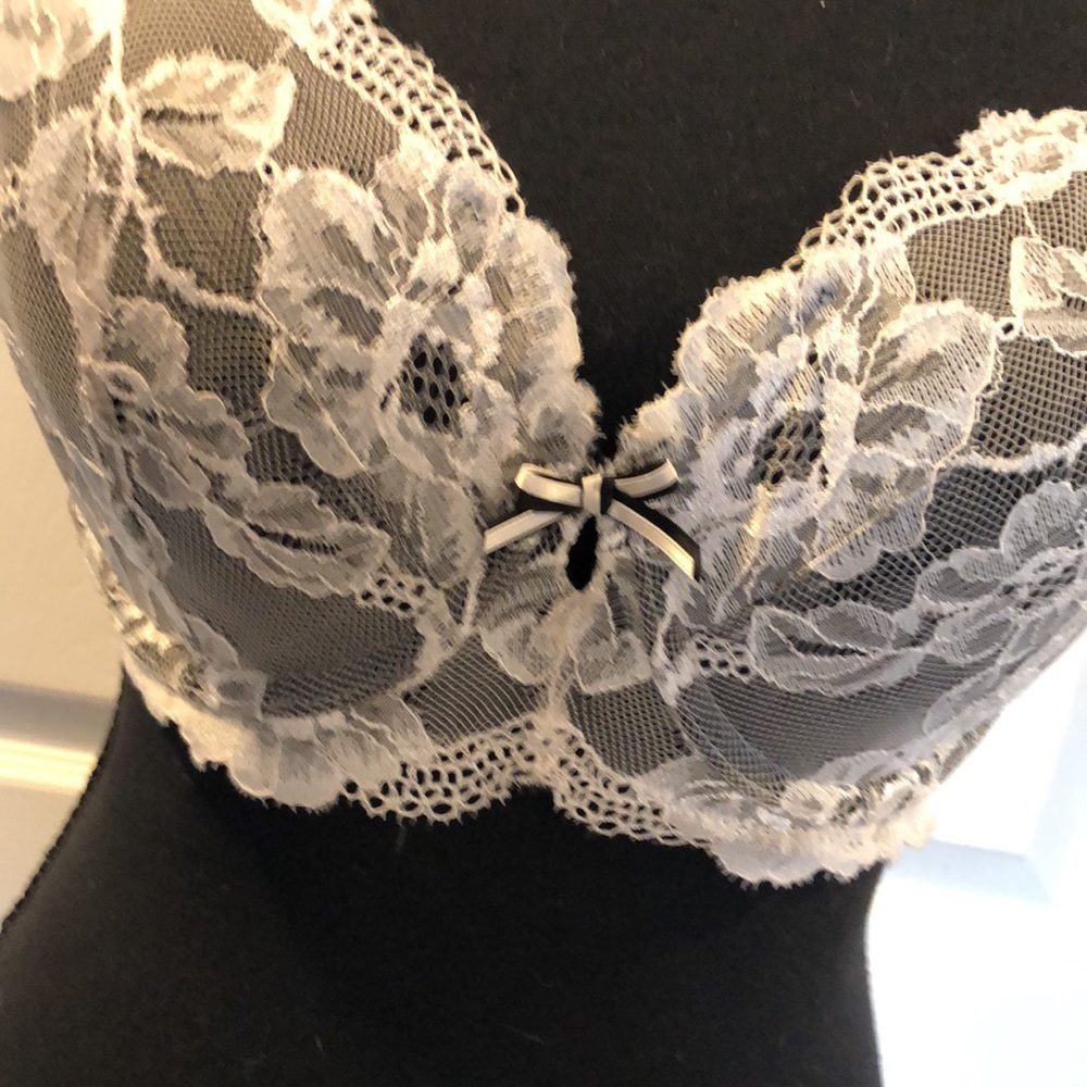 Victoria's Secret Body by Victoria Lined Demi  Underwire Bra Black & White 32DDD
